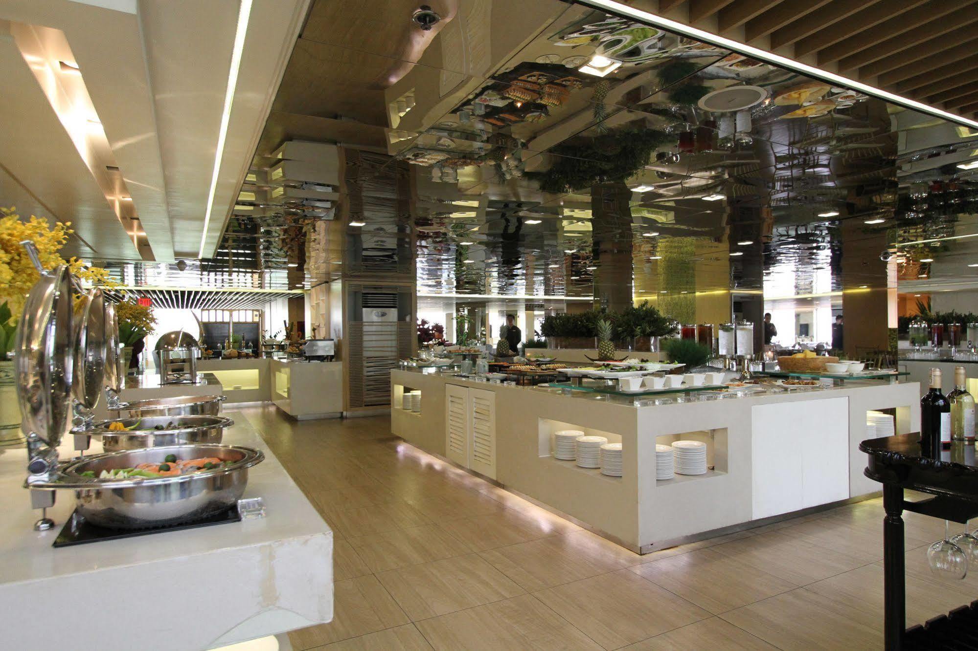 Midas Hotel And Casino Pasay Buitenkant foto
